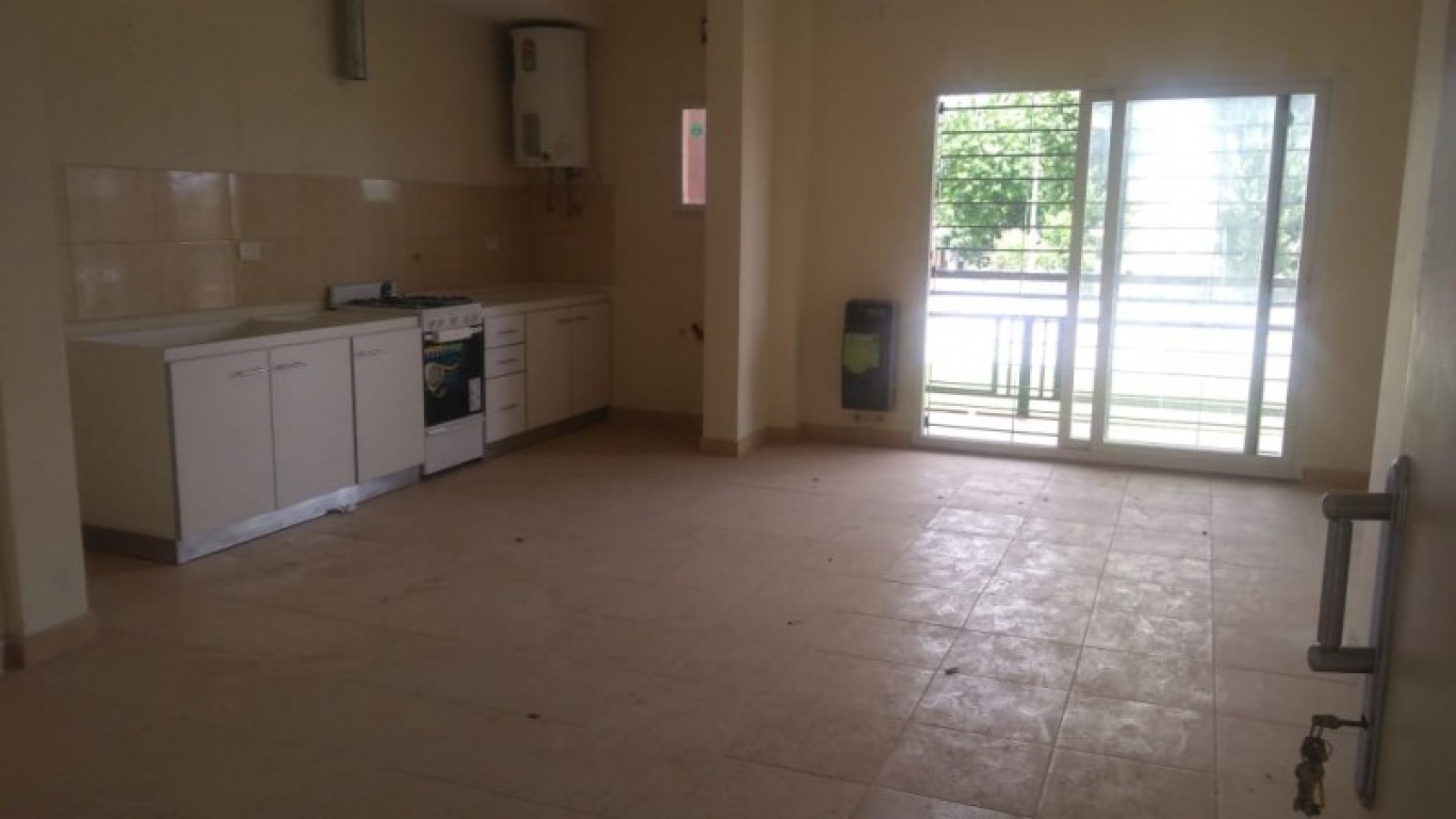 DEPARTAMENTO 3 AMB. PLANTA BAJA C/JARDIN Y COCHERA (COMPLEJO CERRADO)