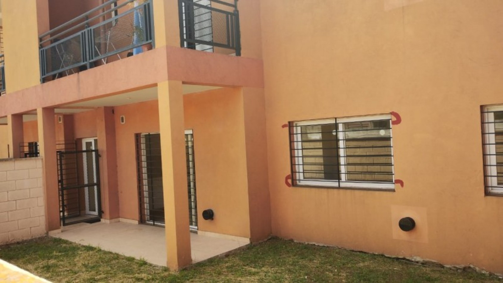 DEPARTAMENTO 3 AMB. PLANTA BAJA C/JARDIN Y COCHERA (COMPLEJO CERRADO)