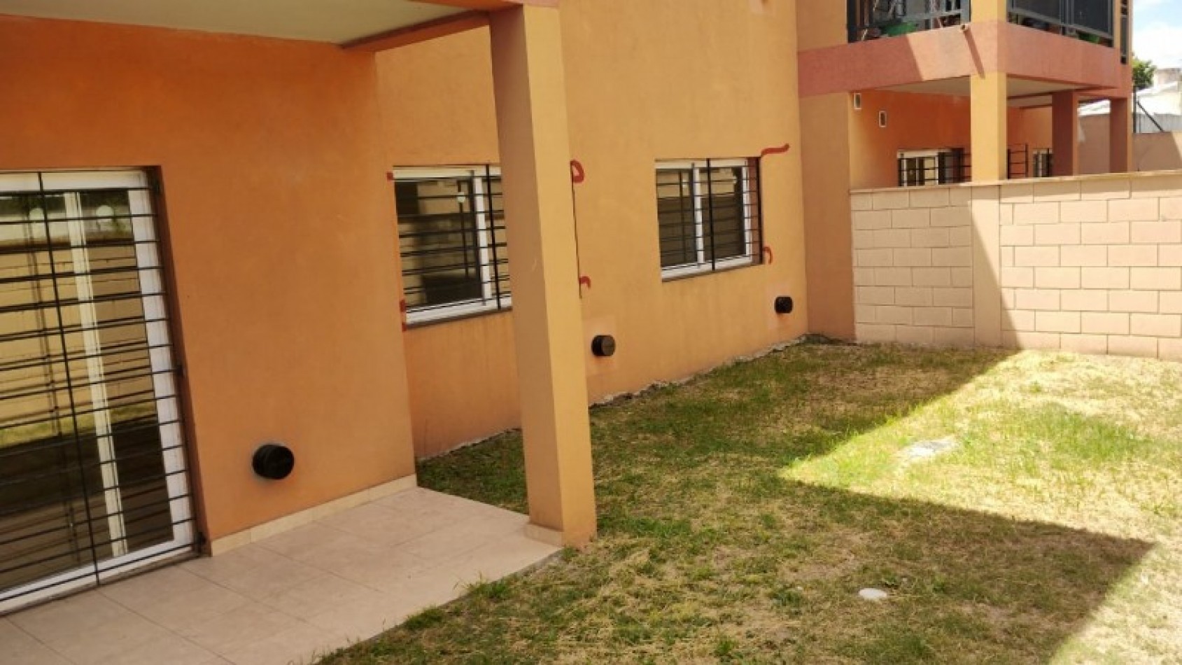 DEPARTAMENTO 3 AMB. PLANTA BAJA C/JARDIN Y COCHERA (COMPLEJO CERRADO)
