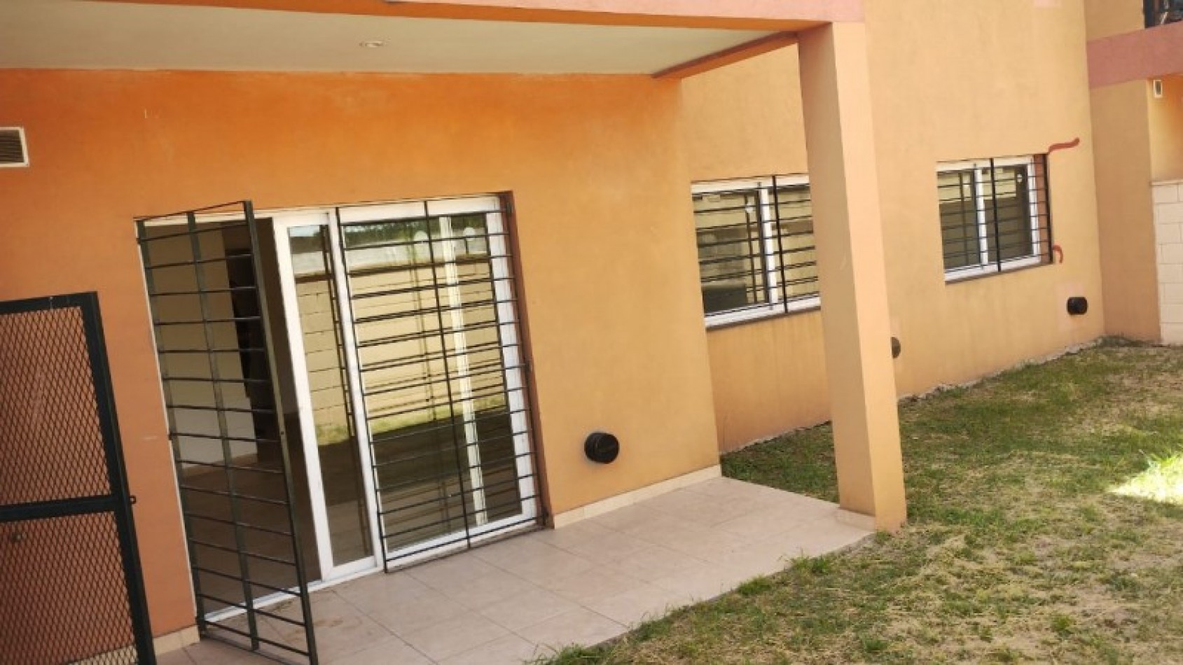 DEPARTAMENTO 3 AMB. PLANTA BAJA C/JARDIN Y COCHERA (COMPLEJO CERRADO)
