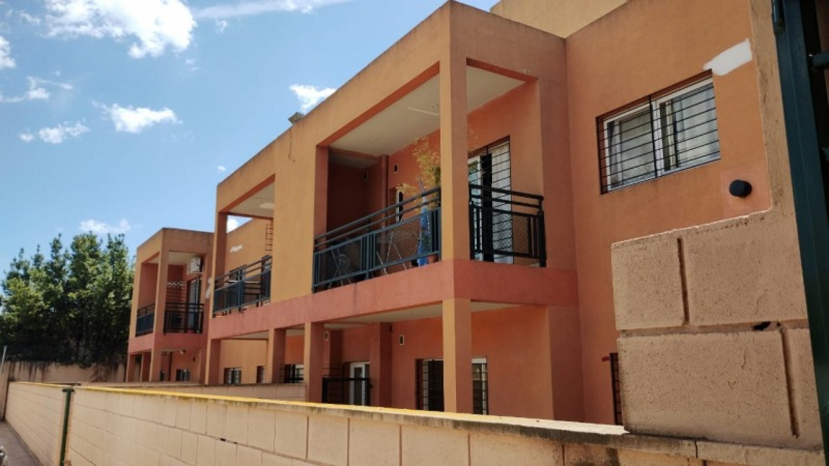 DEPARTAMENTO 3 AMB. PLANTA BAJA C/JARDIN Y COCHERA (COMPLEJO CERRADO)