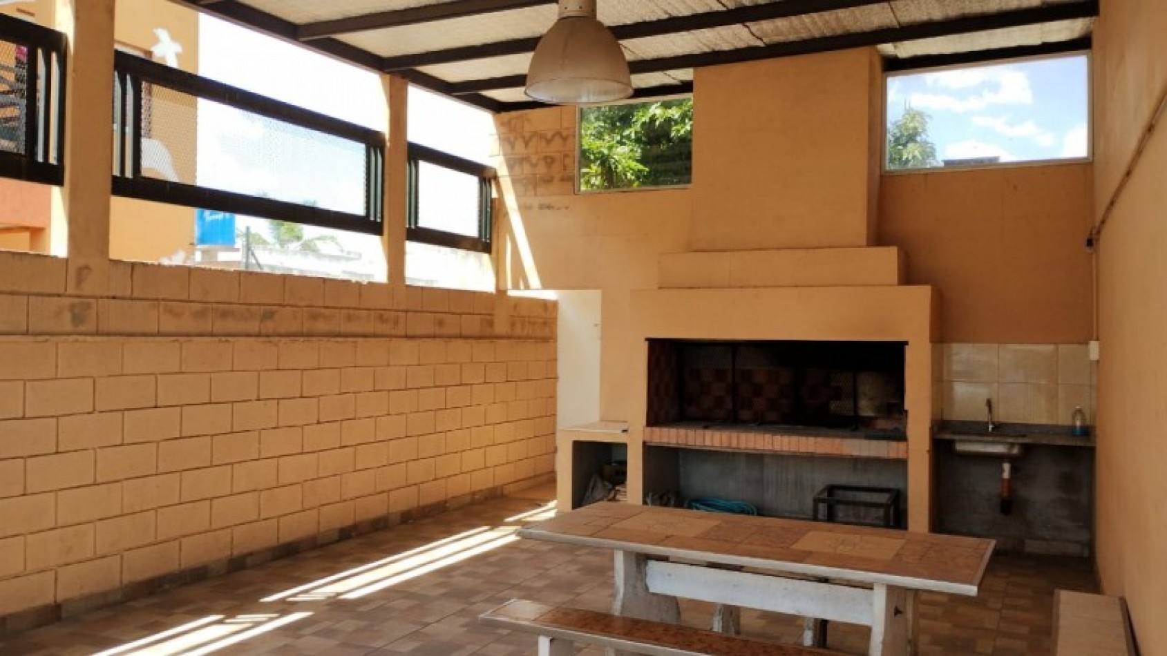DEPARTAMENTO 3 AMB. PLANTA BAJA C/JARDIN Y COCHERA (COMPLEJO CERRADO)