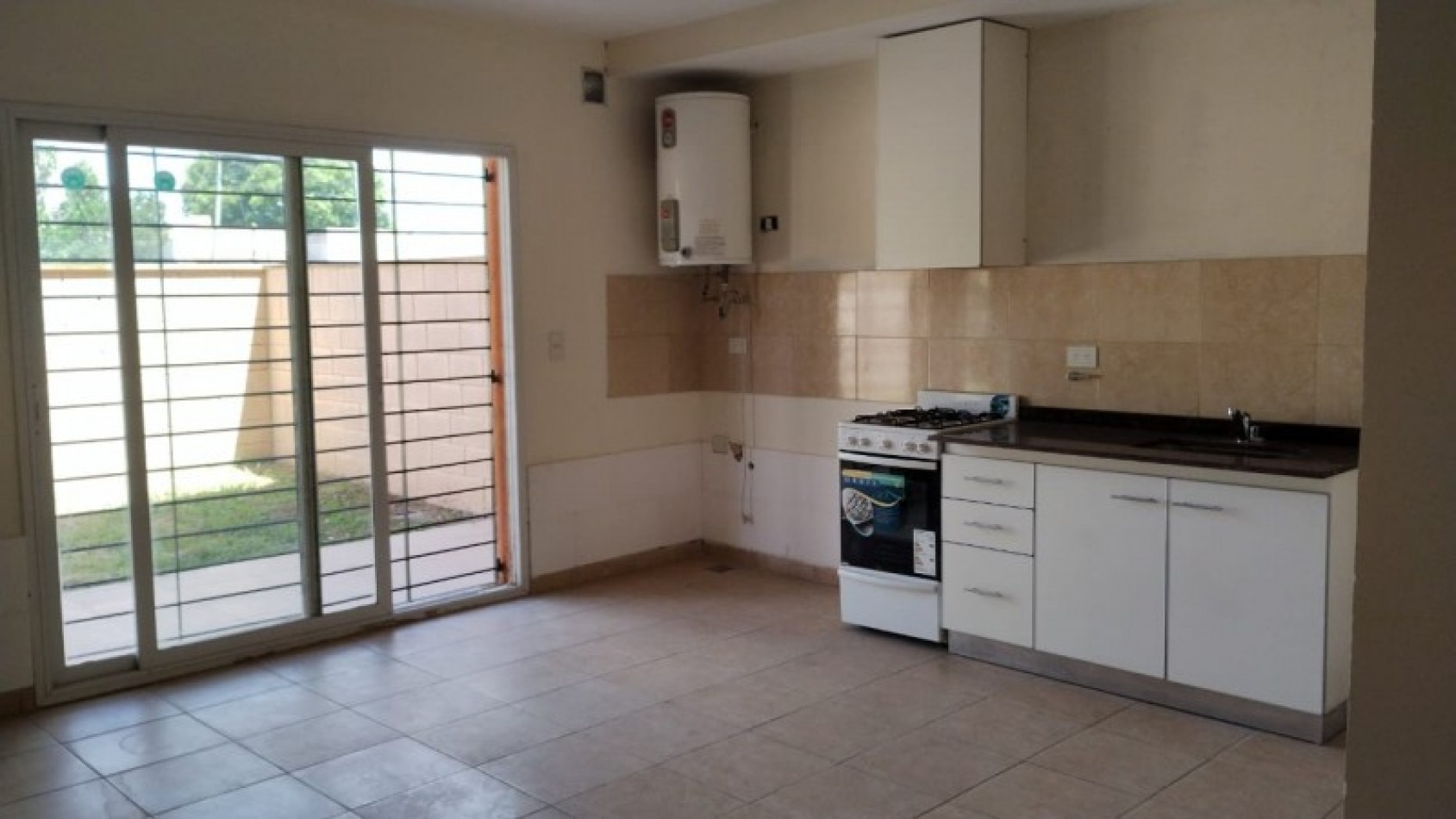 DEPARTAMENTO 3 AMB. PLANTA BAJA C/JARDIN Y COCHERA (COMPLEJO CERRADO)