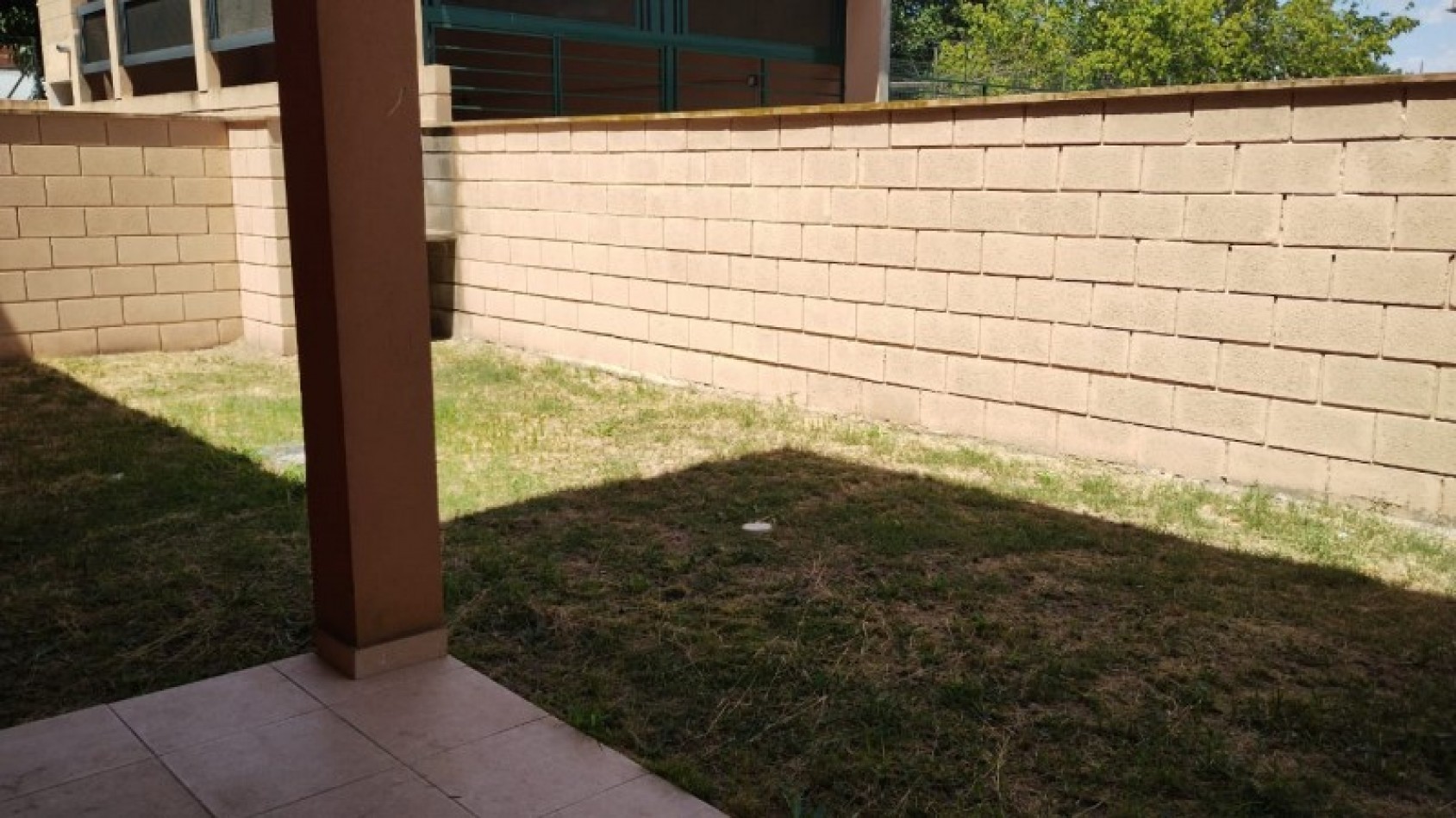 DEPARTAMENTO 3 AMB. PLANTA BAJA C/JARDIN Y COCHERA (COMPLEJO CERRADO)