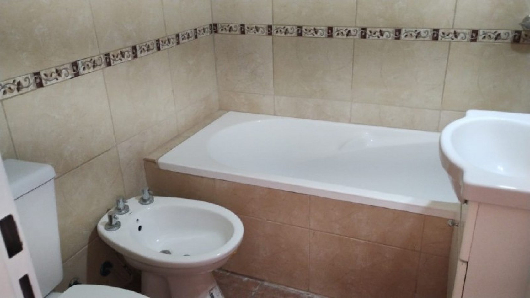 DEPARTAMENTO 3 AMB. PLANTA BAJA C/JARDIN Y COCHERA (COMPLEJO CERRADO)