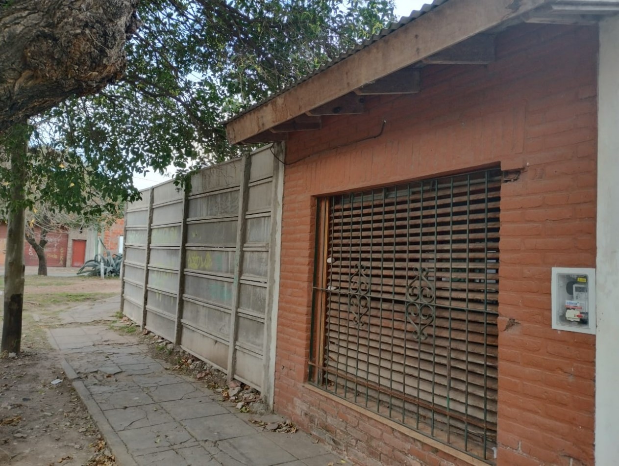 CASA 4 AMB. C/COCHERA Y JARDIN. (LOS POLVORINES)