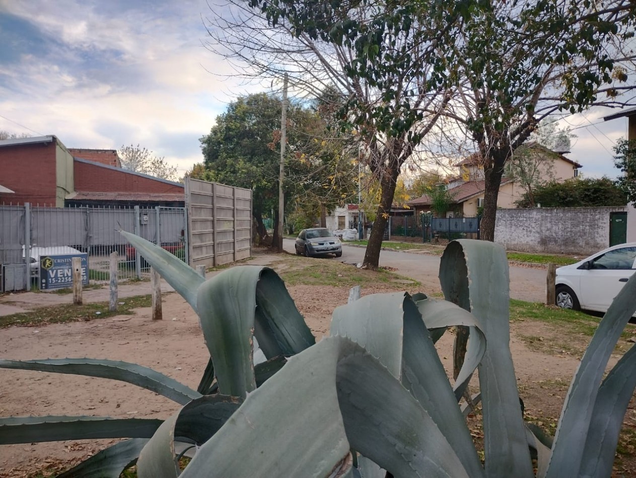 CASA 4 AMB. C/COCHERA Y JARDIN. (LOS POLVORINES)