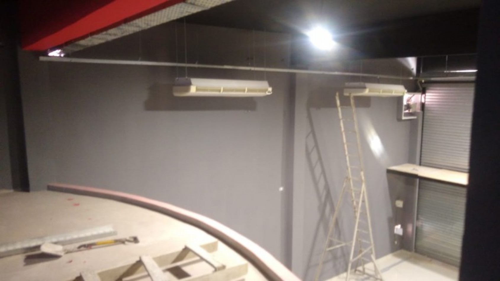 LOCAL 380 M2. C/ ENTREPISO / 2 GALPONES / ENTRADA DE CAMIONES/ LOTE 700 M2.