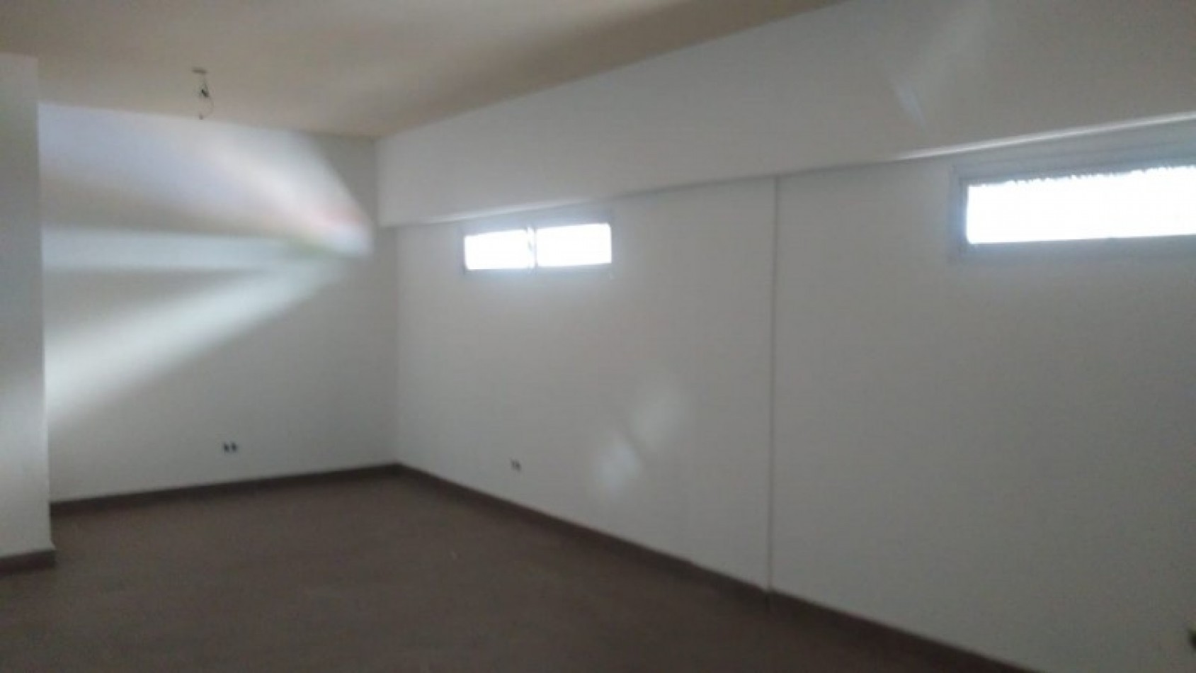 LOCAL 380 M2. C/ ENTREPISO / 2 GALPONES / ENTRADA DE CAMIONES/ LOTE 700 M2.