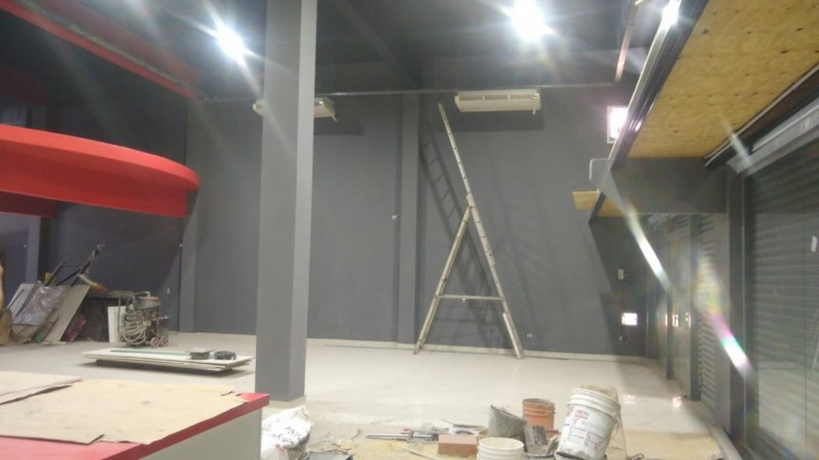 LOCAL 380 M2. C/ ENTREPISO / 2 GALPONES / ENTRADA DE CAMIONES/ LOTE 700 M2.