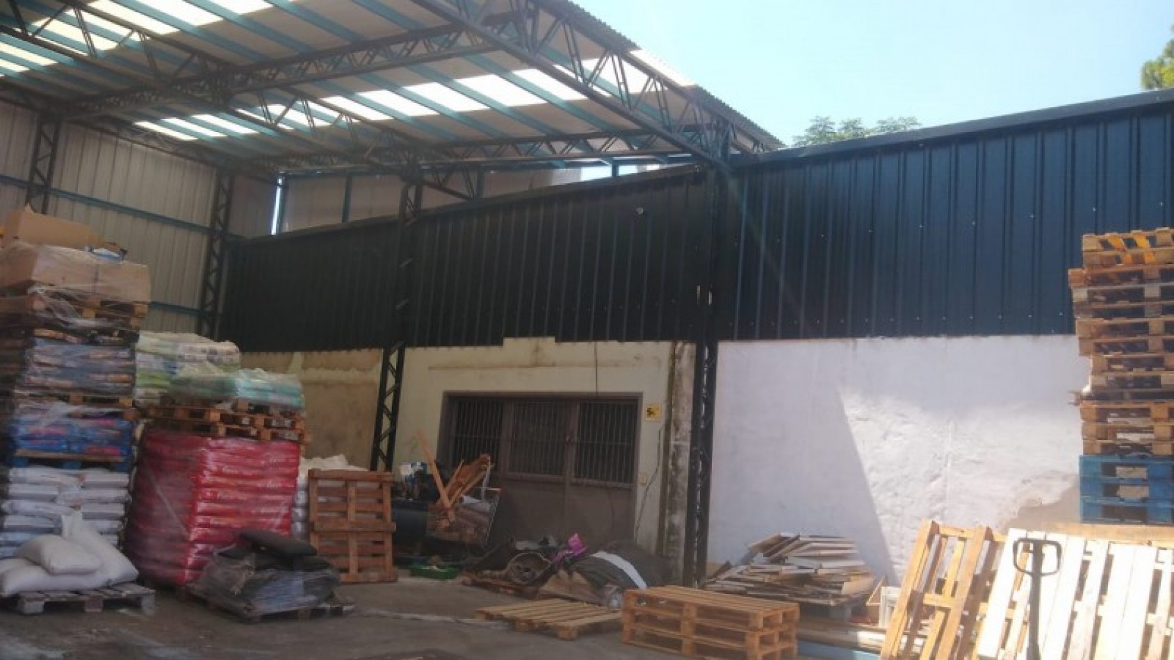 LOCAL 380 M2. C/ ENTREPISO / 2 GALPONES / ENTRADA DE CAMIONES/ LOTE 700 M2.