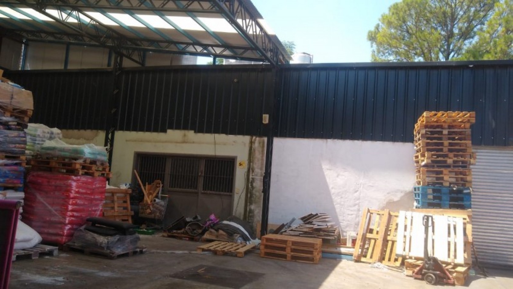 LOCAL 380 M2. C/ ENTREPISO / 2 GALPONES / ENTRADA DE CAMIONES/ LOTE 700 M2.