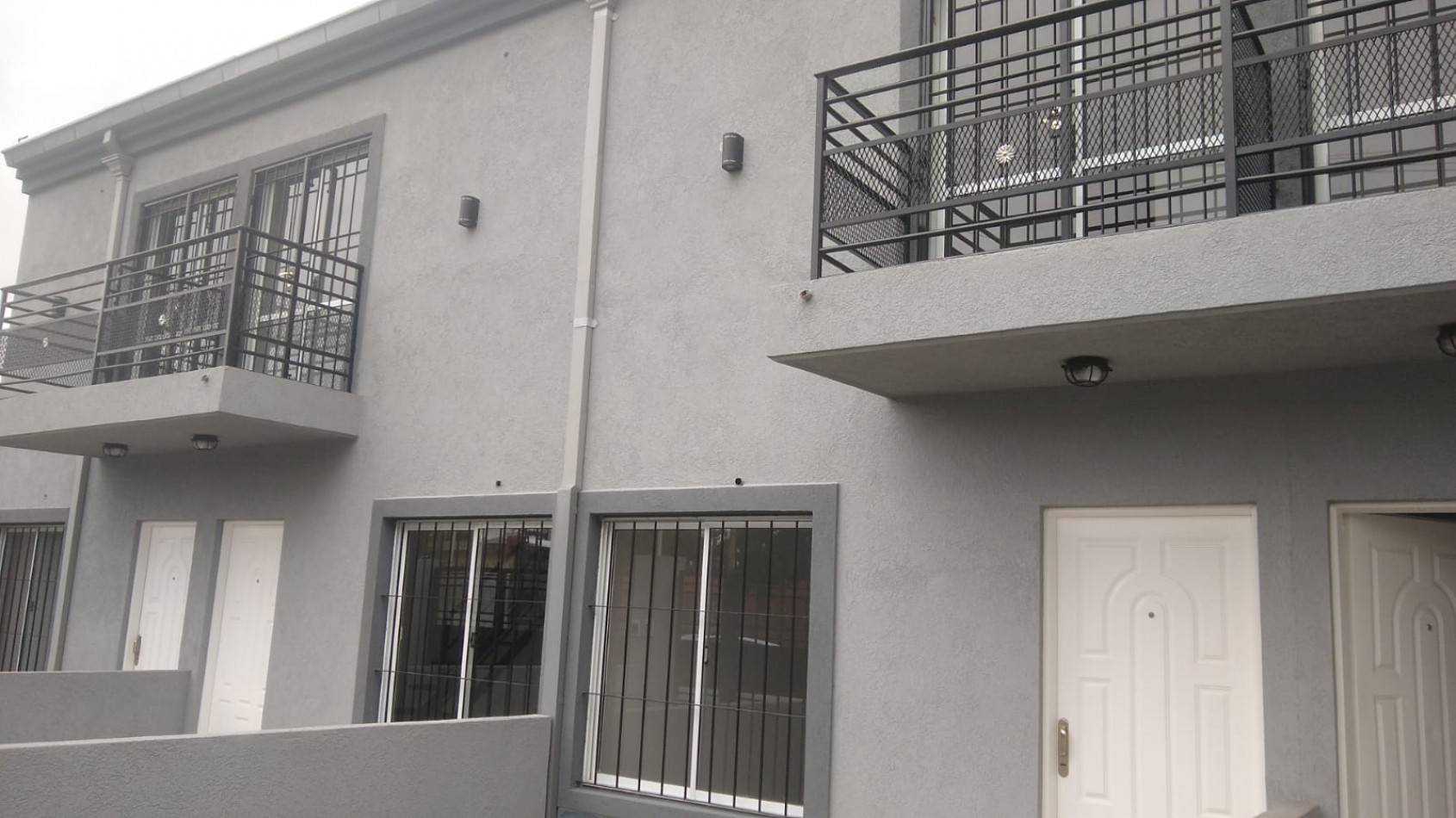 DUPLEX DE 3 AMB. C/ ENTRADA DE AUTO Y PATIO
