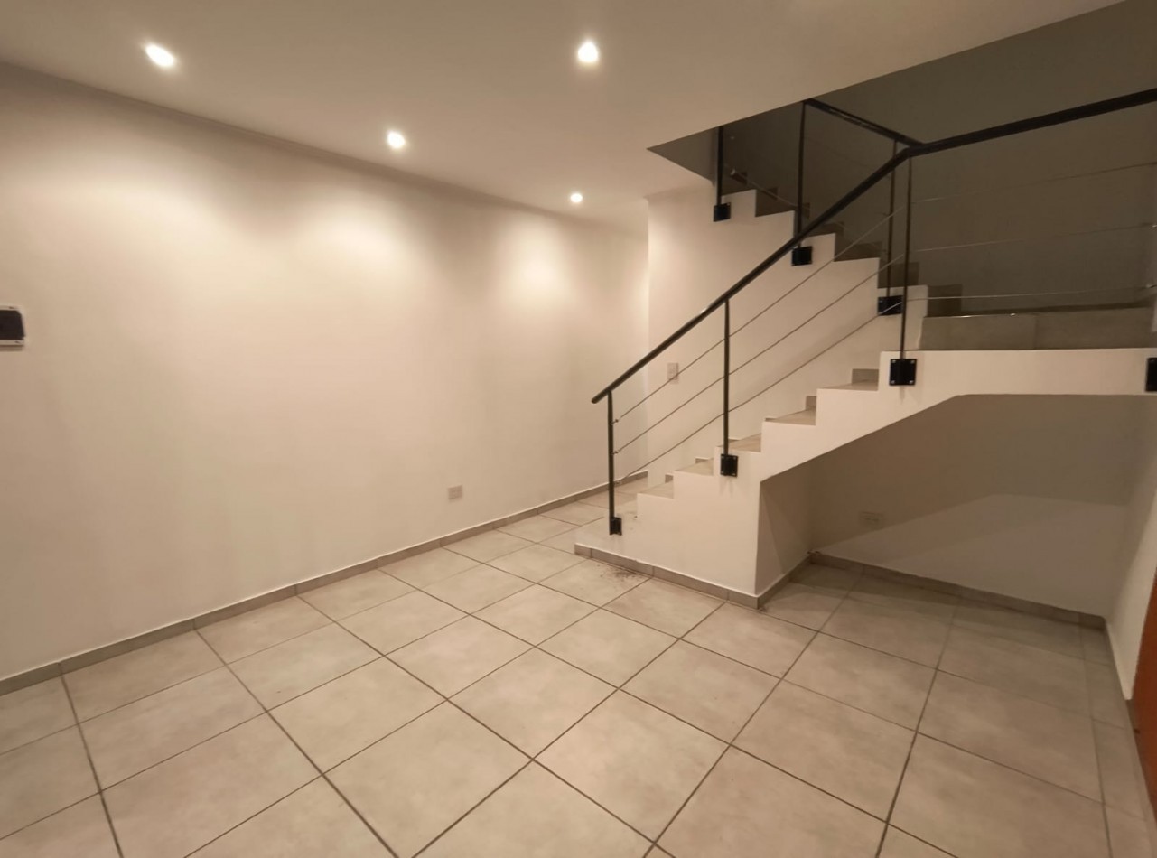 DUPLEX 3 AMB. C/ PATIO Y ENTRADA VEHICULO