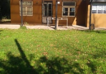 CASA AMERICANA DE 3 AMBIENTES CON PARQUE Y PISCINA. 