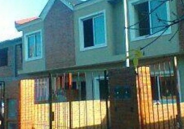 DUPLEX AMPLIO A ESTRENAR CON ENTRADA DE VEHICULO.