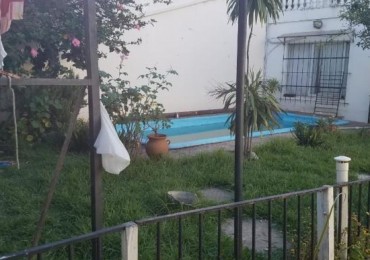 CHALET DE 4 AMBIENTES CON PISCINA SOBRE RUTA 202 