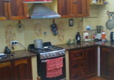 DEPARTAMENTO DE 3 AMBIENTES EN PH CON COCHERA PARA VARIOS VEHICULOS.