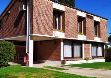 HERMOSO CHALET  5 AMB. PISCINA/PARQUE  (BARRIO LOS NOGALES)