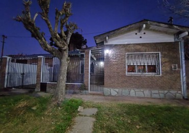 CASA 3 AMBI. C/ ENTRADA P/ DOS AUTOS Y JARDIN