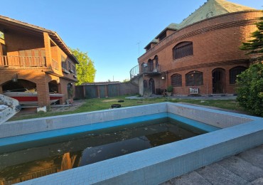 EXCELENTE CASA DE 5 AMB. PARQUE/ PISCINA/GARAGE P / 4 VEHICULOS