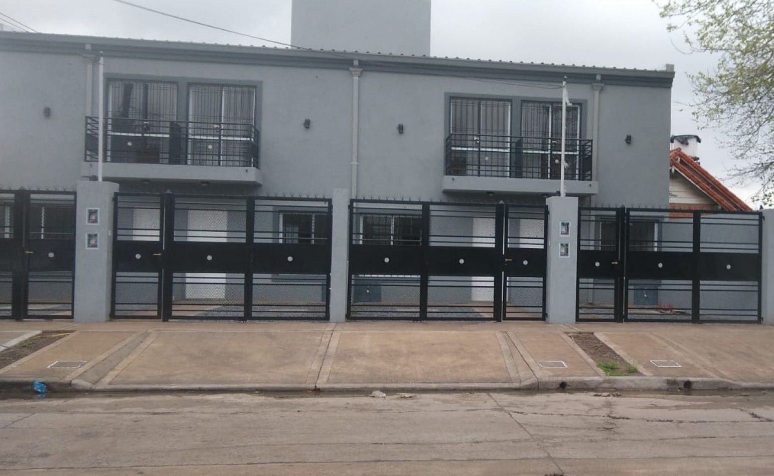 DUPLEX 3 AMB.  C/PATIO Y ENTRADA DE AUTO