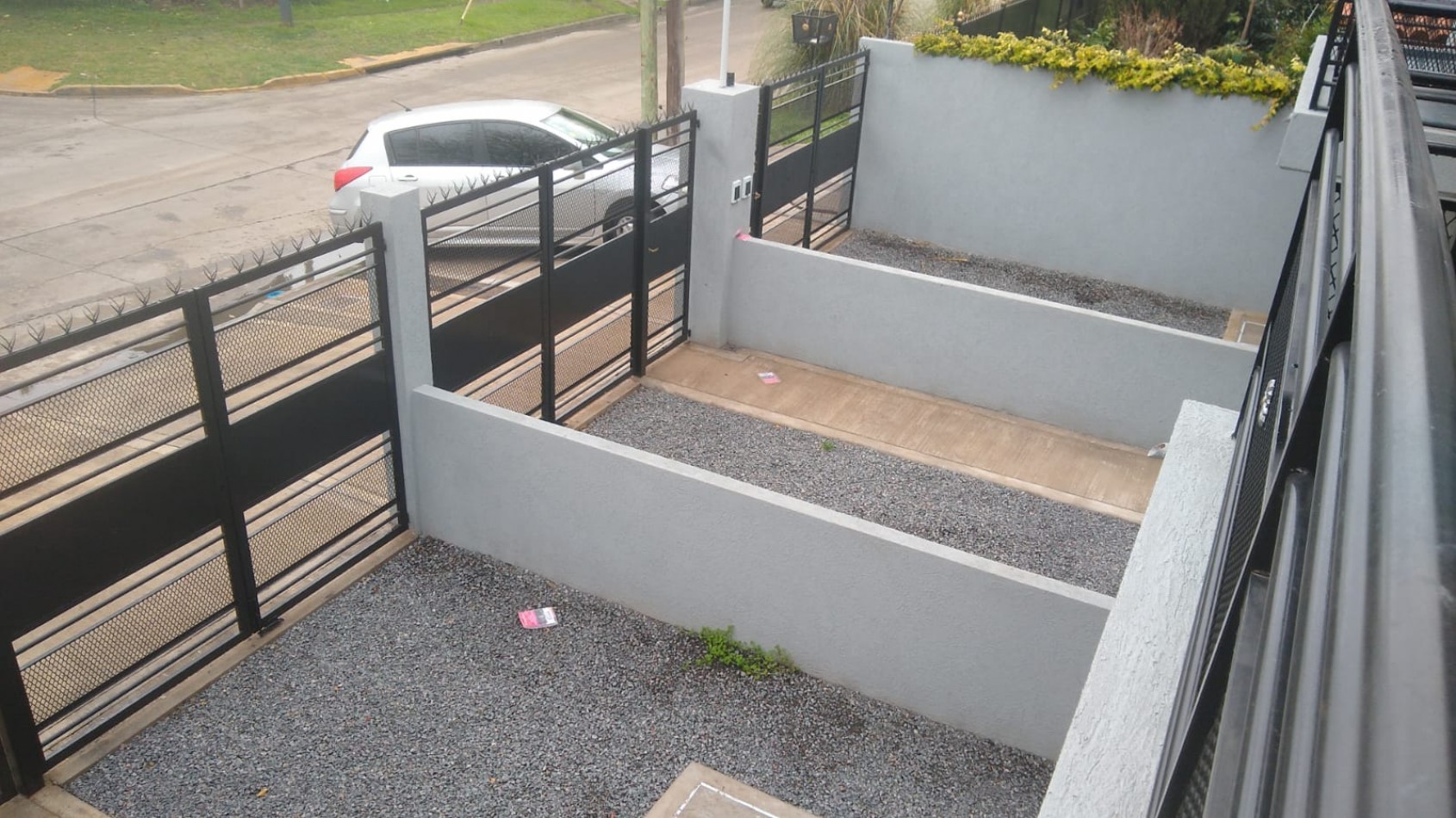 DUPLEX 3 AMB.  C/PATIO Y ENTRADA DE AUTO