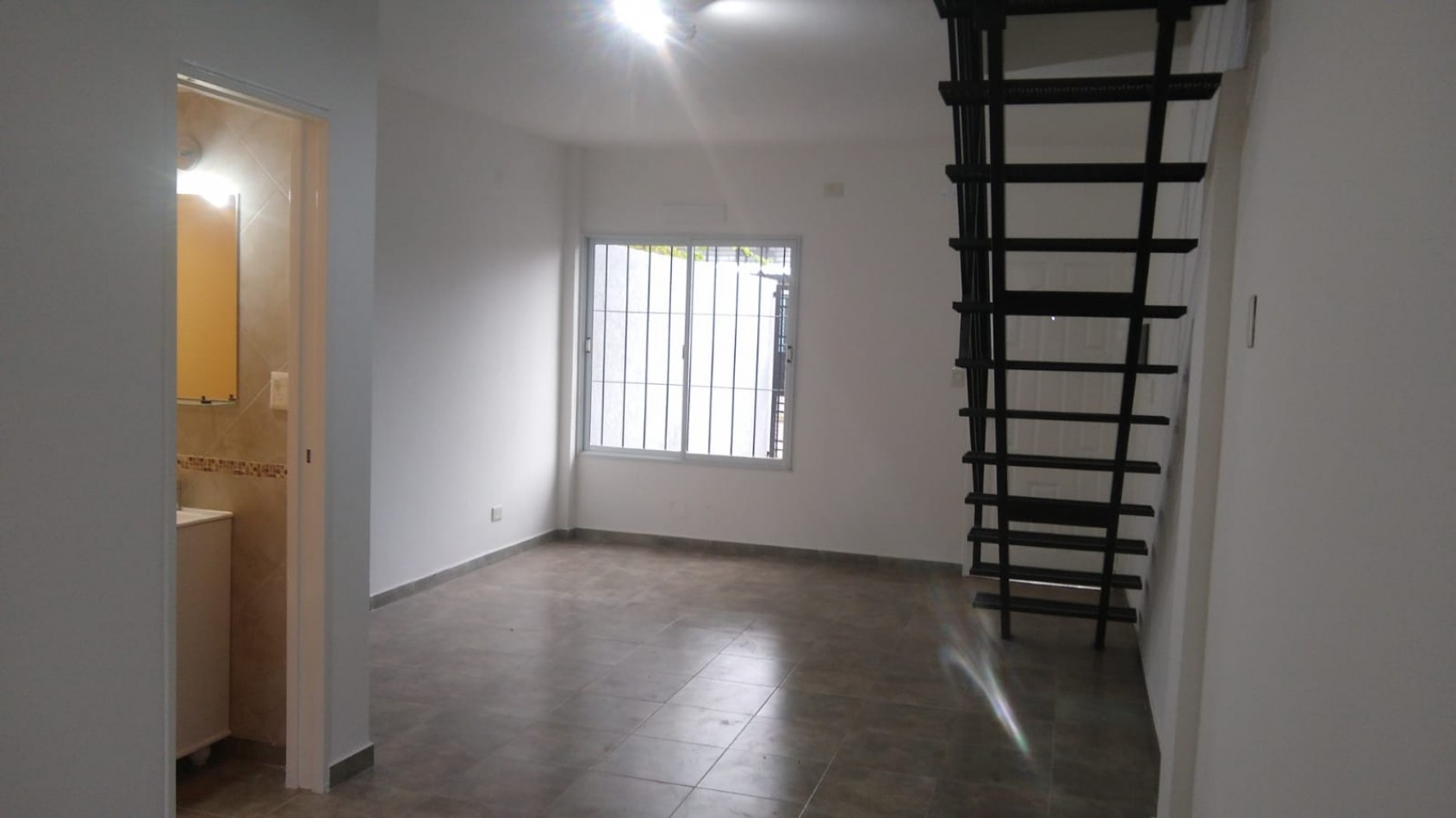 DUPLEX 3 AMB.  C/PATIO Y ENTRADA DE AUTO