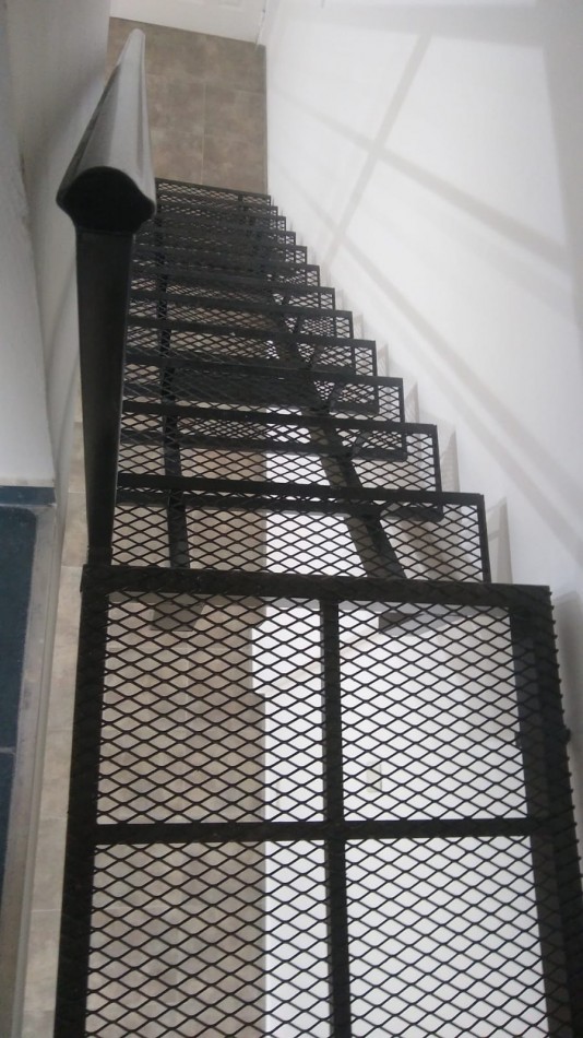 DUPLEX 3 AMB.  C/PATIO Y ENTRADA DE AUTO