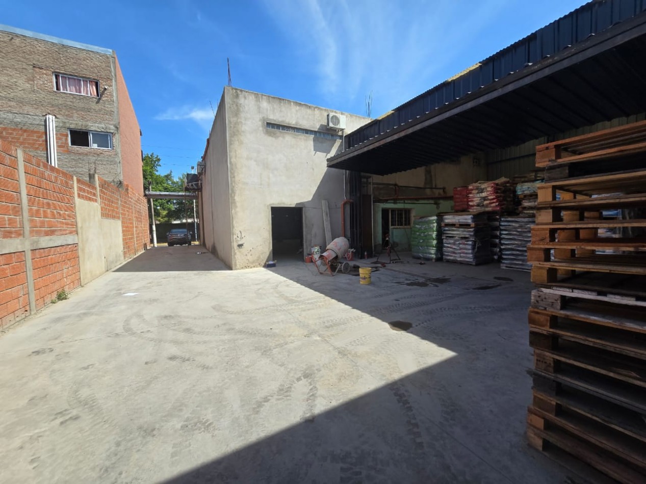 LOCAL 380 M2. C/ ENTREPISO / 2 GALPONES / ENTRADA DE CAMIONES/ LOTE 700 M2. 