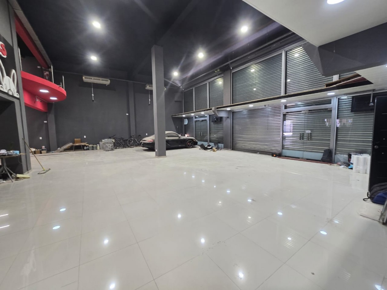 LOCAL 380 M2. C/ ENTREPISO / 2 GALPONES / ENTRADA DE CAMIONES/ LOTE 700 M2. 