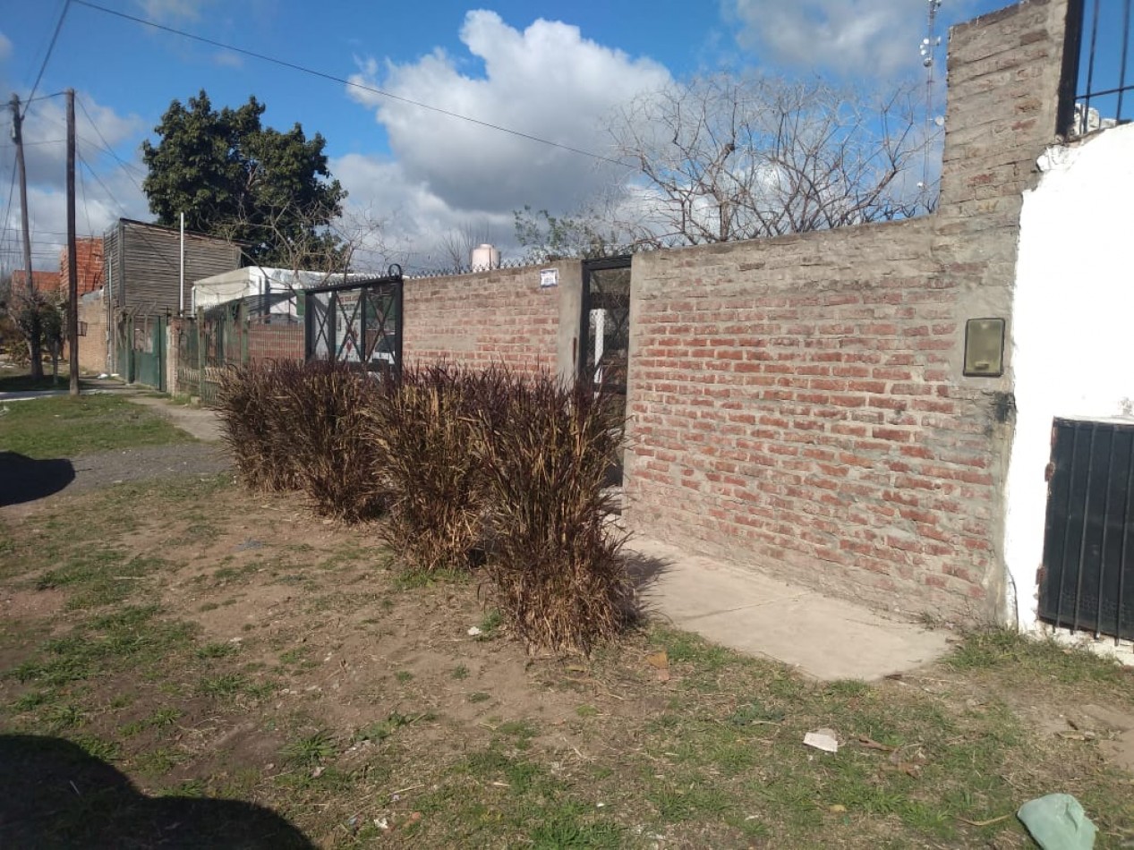 CASA DE 4 AMB.CON PARQUE Y ENTRADA P/ VARIOS AUTOS