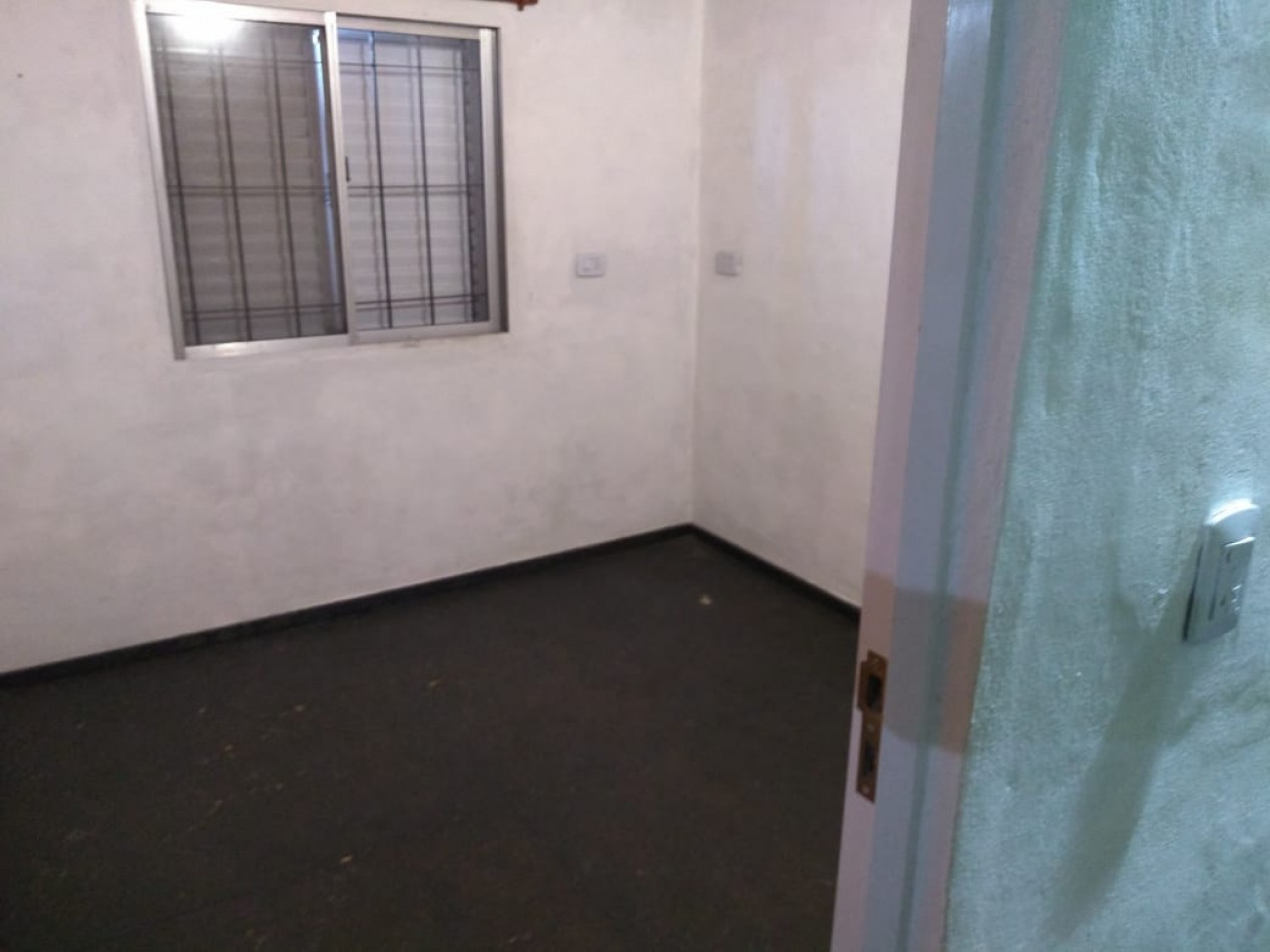 CASA DE 4 AMB.CON PARQUE Y ENTRADA P/ VARIOS AUTOS