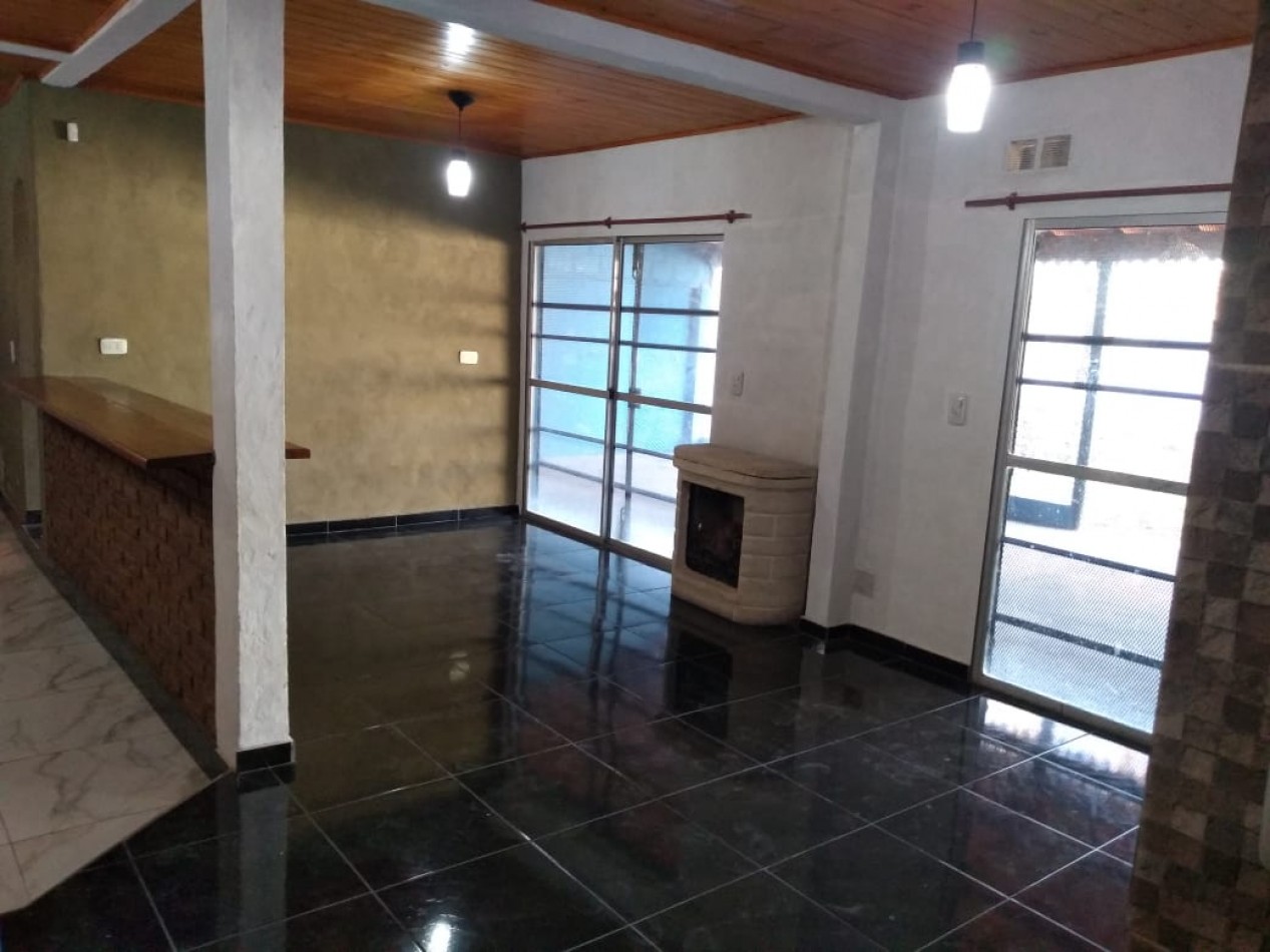 CASA DE 4 AMB.CON PARQUE Y ENTRADA P/ VARIOS AUTOS