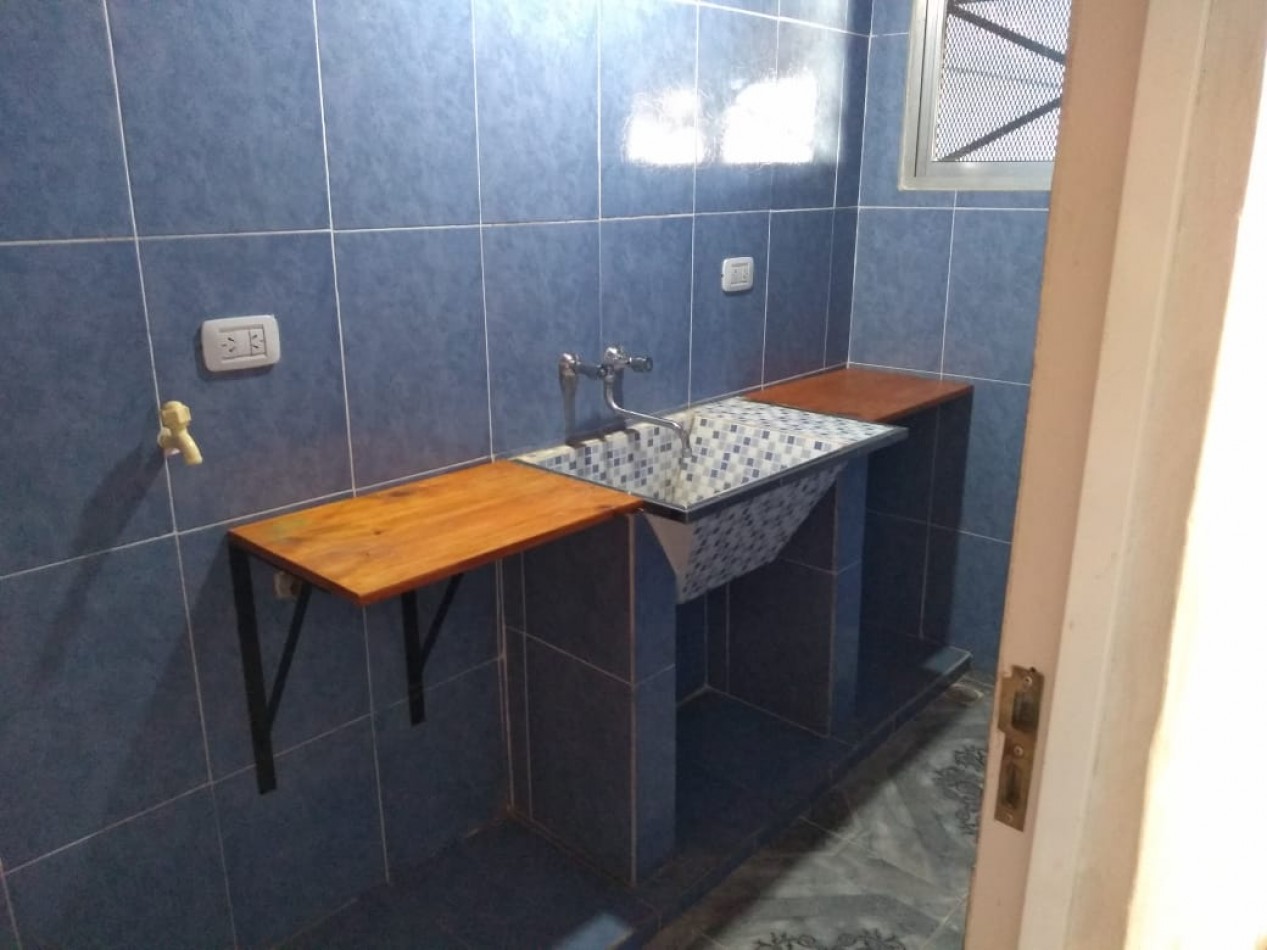 CASA DE 4 AMB.CON PARQUE Y ENTRADA P/ VARIOS AUTOS