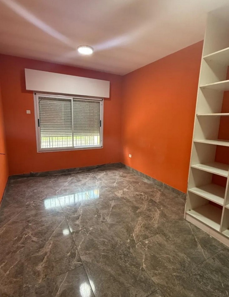 CASA DE 4 AMB. C/ ENTRADA DE VEHICULO FONDO LIBRE