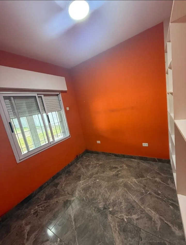 CASA DE 4 AMB. C/ ENTRADA DE VEHICULO FONDO LIBRE