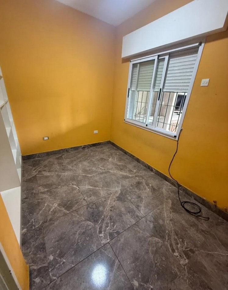 CASA DE 4 AMB. C/ ENTRADA DE VEHICULO FONDO LIBRE