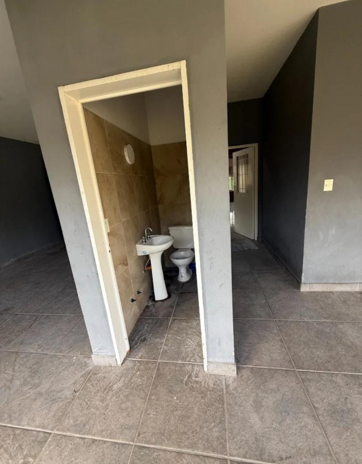 CASA DE 4 AMB. C/ ENTRADA DE VEHICULO FONDO LIBRE