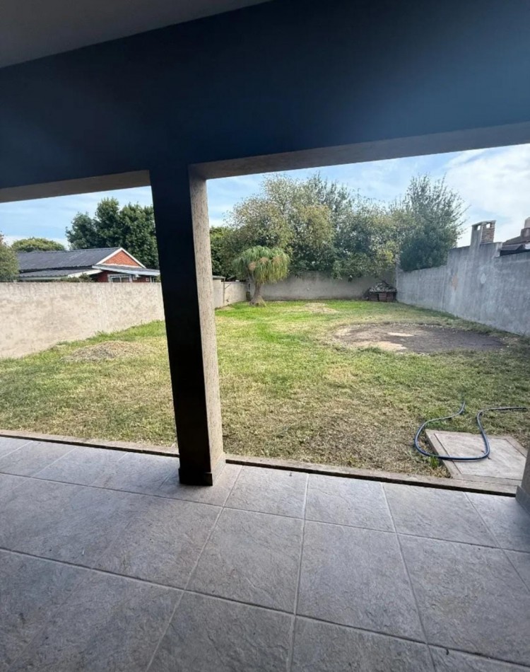 CASA DE 4 AMB. C/ ENTRADA DE VEHICULO FONDO LIBRE