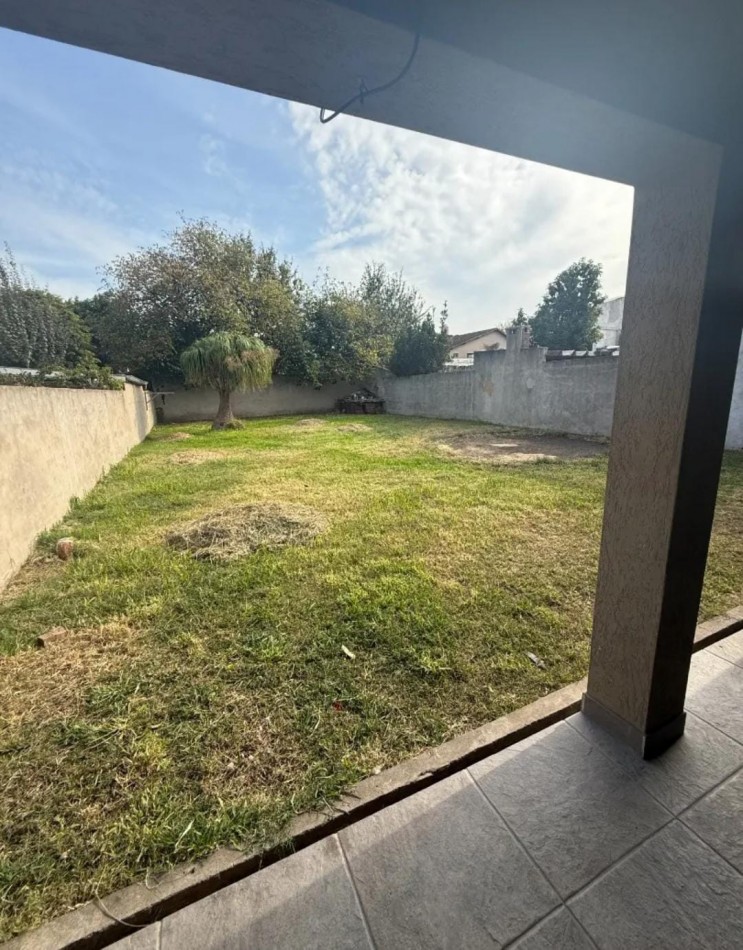 CASA DE 4 AMB. C/ ENTRADA DE VEHICULO FONDO LIBRE