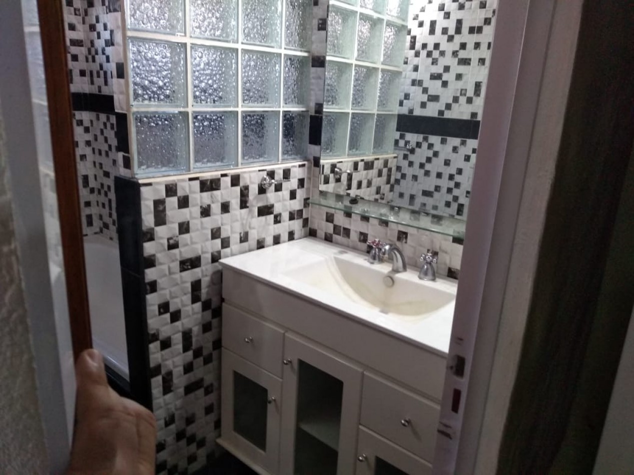 CASA DE 4 AMB.CON PARQUE Y ENTRADA P/ VARIOS AUTOS