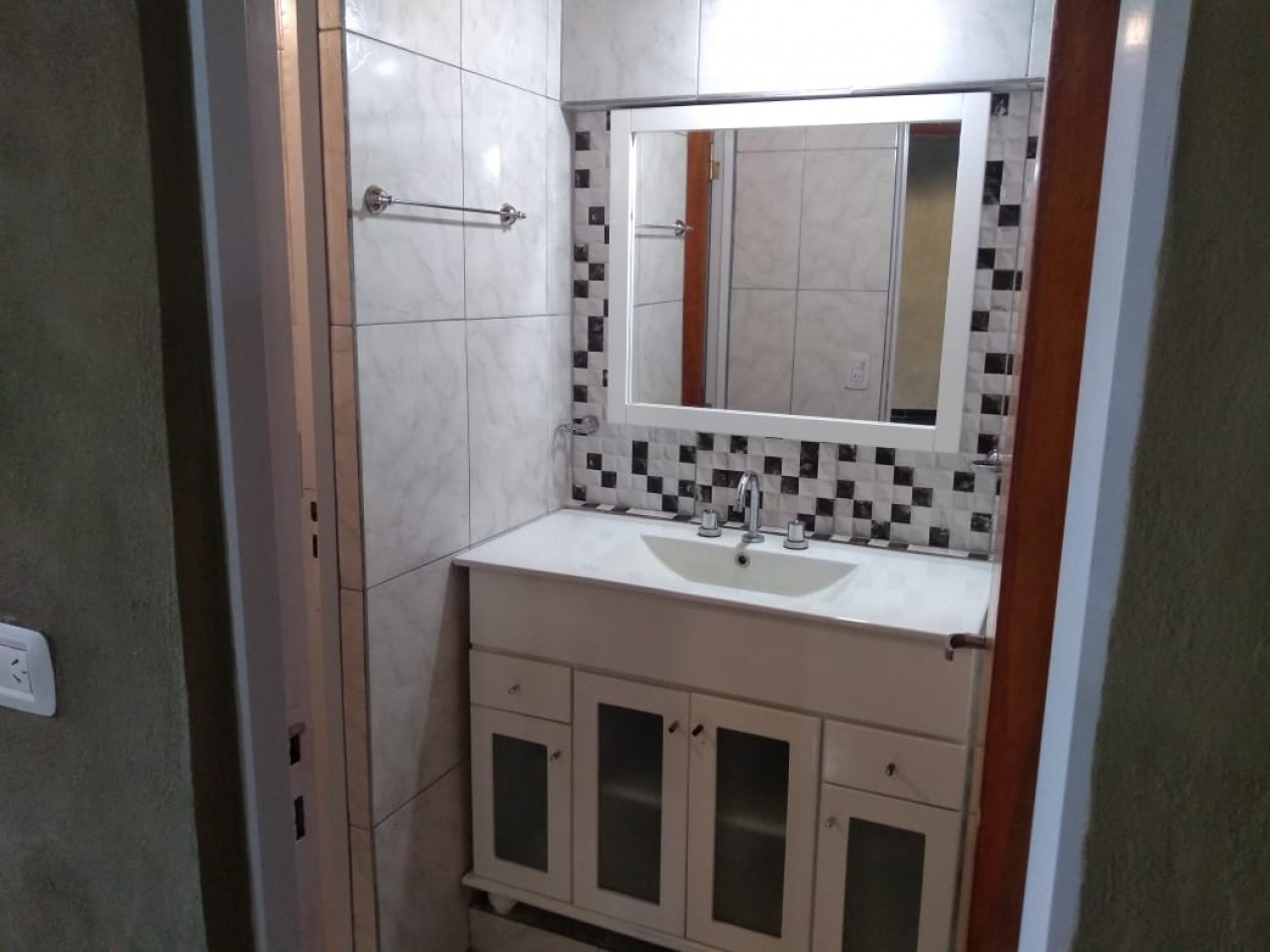 CASA DE 4 AMB.CON PARQUE Y ENTRADA P/ VARIOS AUTOS