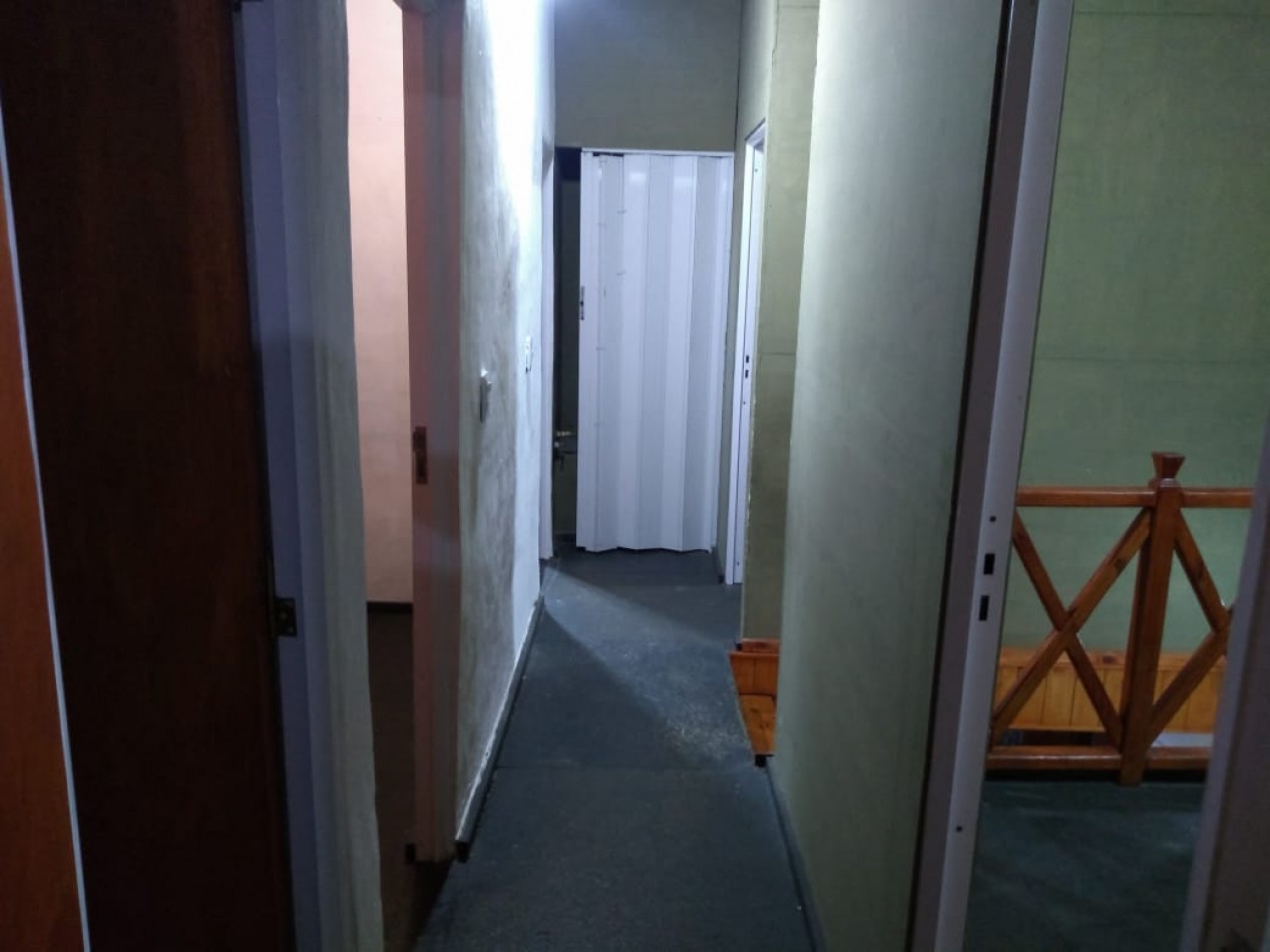 CASA DE 4 AMB.CON PARQUE Y ENTRADA P/ VARIOS AUTOS