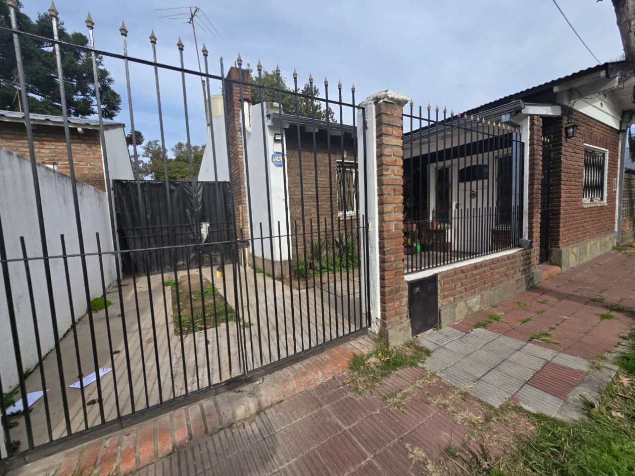 CASA 3 AMBI. C/ ENTRADA P/ DOS AUTOS Y JARDIN