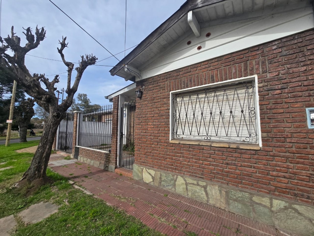 CASA 3 AMBI. C/ ENTRADA P/ DOS AUTOS Y JARDIN