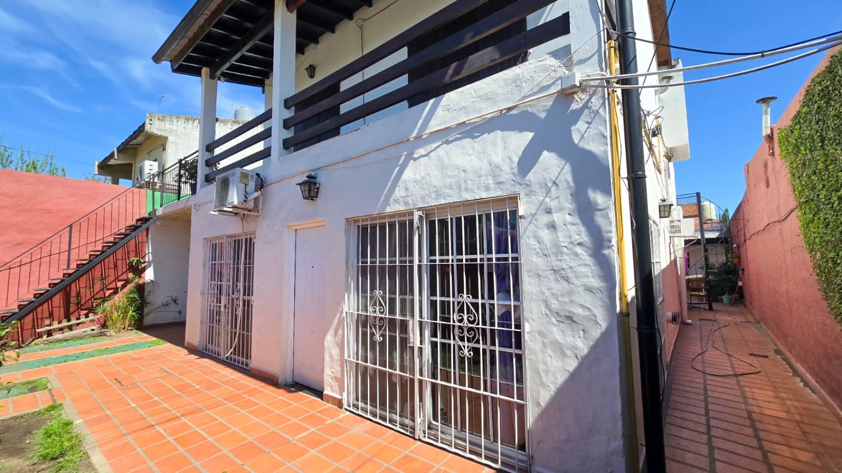 CASA 3 AMB CON DPTO DE 3 AMB Y COCHERA 