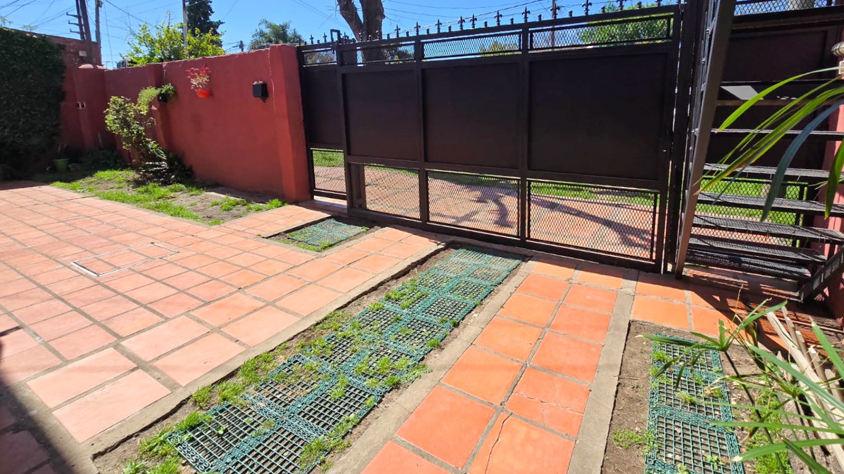 CASA 3 AMB CON DPTO DE 3 AMB Y COCHERA 