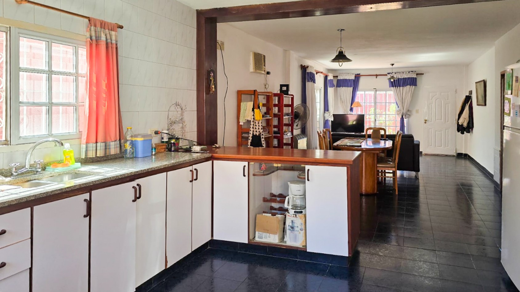 CASA 3 AMB CON DPTO DE 3 AMB Y COCHERA 