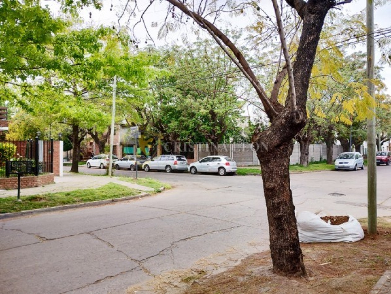 DUPLEX 3 AMB. C/FONDO LIBRE Y ENTRADA DE AUTO